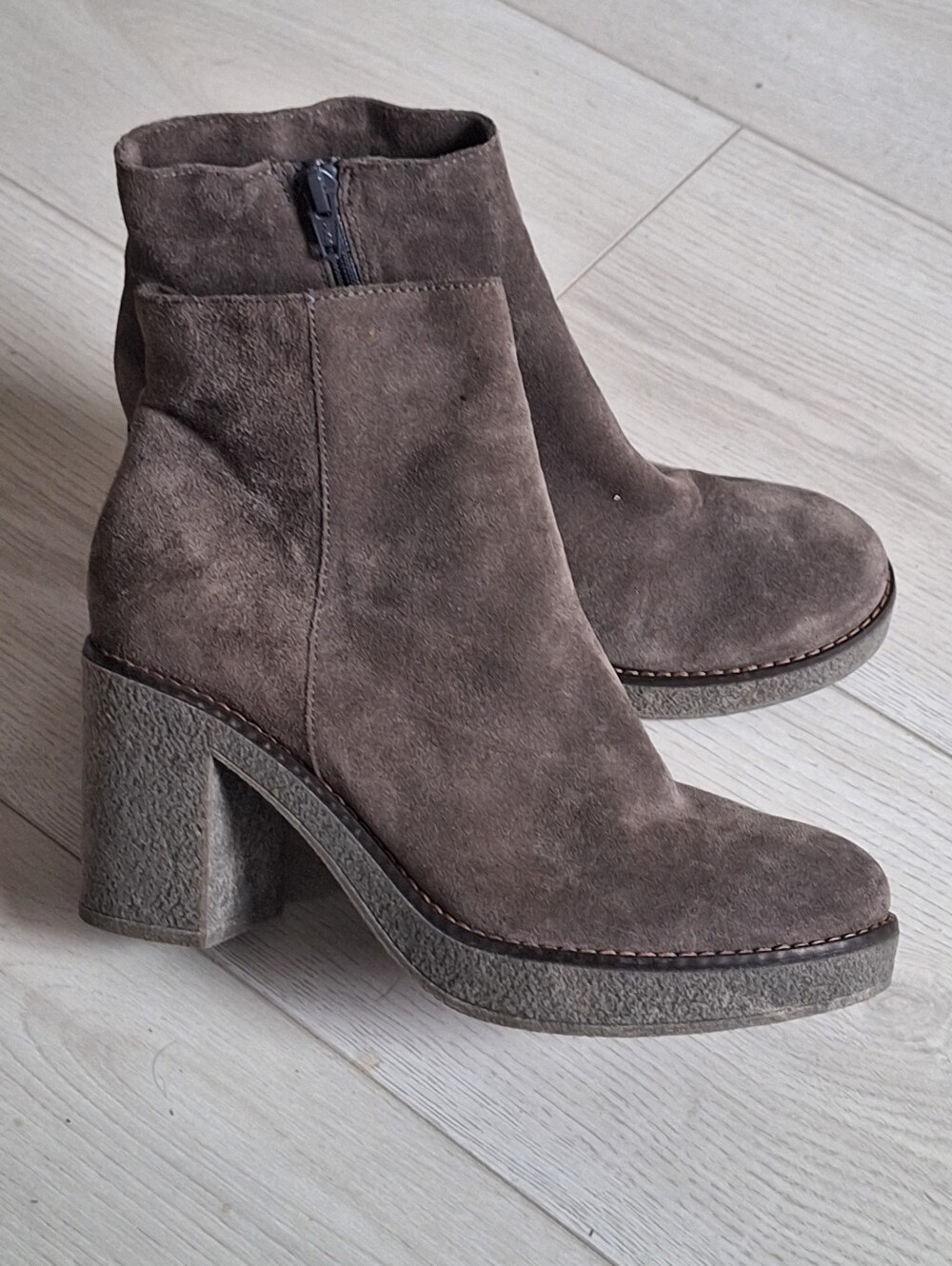 Italian Progetto Vero Cuoio Suede Bootie 38